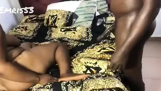 Büyük Memeli Nijeryalı Orta Yaşlı Seksi Kadın Yutuyor