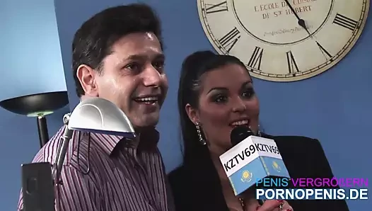 Dört ateşli koca ofis fahişesi ofis seks partisi içinde patronun büyük penisini sikiyor