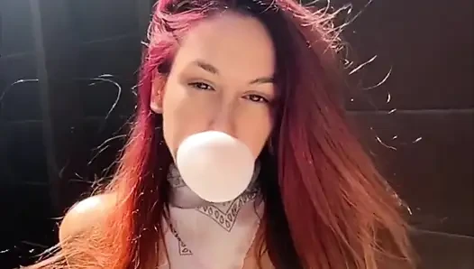 Artemisia açık havada balon sakso çekmeyi ve sigara içmeyi seviyor