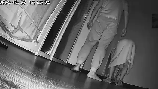 İhanete.koca karısını arkadaşıyla aldatırken yakaladı. Gerçek video((