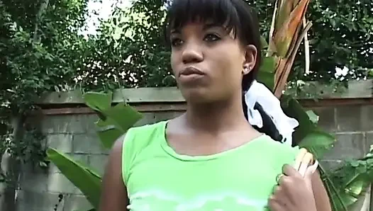 Azgın hatun büyük bir direğin ıslak amcığını sikmesini seviyor