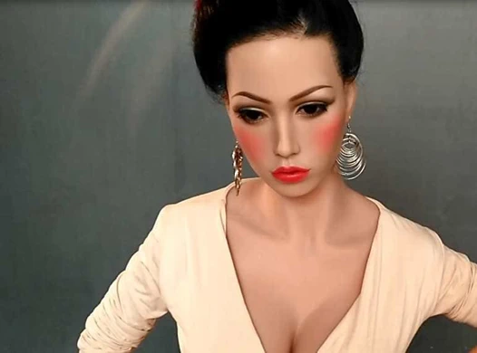 Gerçekçi silikon aşk bebeğine saç ekimi