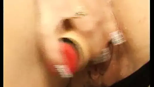 Seksi kaltak büyük bir vibratör ile onu kedi tetikler