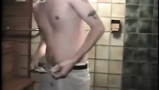 Genç şahin gözü kapalı