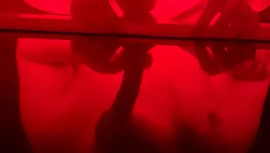 İri güzel kadın dildoyla gırtlağına kadar alıyor