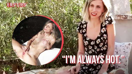 Ersties - sevimli bebek Cintia açık havada ıslak klitorisini ovuyor