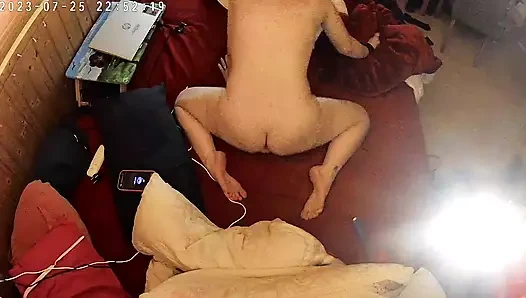 Porno izlerken ve kocam mastürbasyon yaparken beni izlettirirken yakalandı