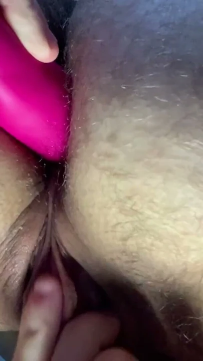 Trans erkek götüne dildo sokarak boşalıyor | Klip 1