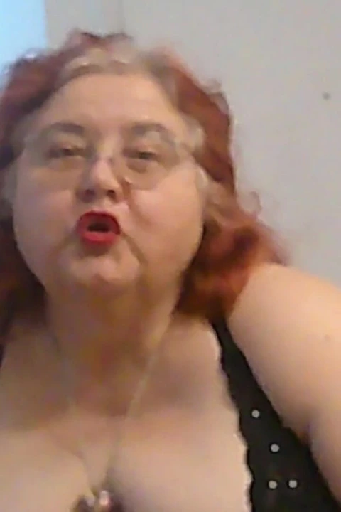 Olgun iri güzel kızıl saçlı hemşire Vicki senin için ruj uygulama videosu yaparken seninle konuşuyor!