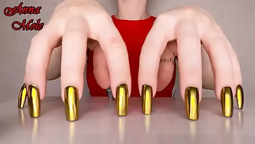 Parmaklara dokunuyor, altın tırnaklar
