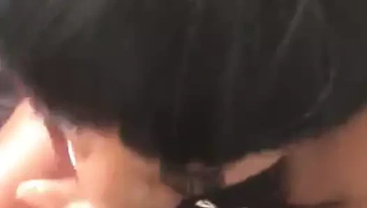 çikolata bebek yiyen bir siyah horoz