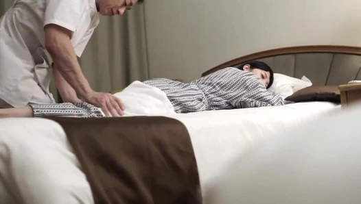 Orta yaşlı seksi kadın hassas alanlarda çok deneyime sahip orta yaşlı adamdan yüksek yoğunluklu masaj alıyor