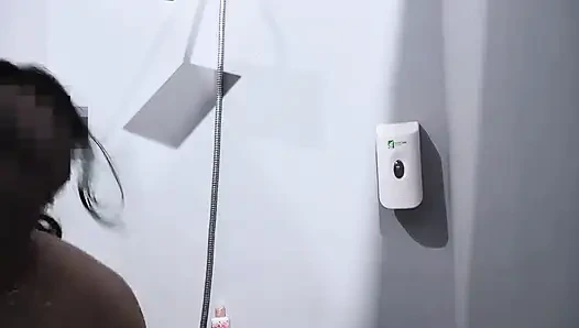 Güzel erkek arkadaşım için umumi spor salonu banyosunda duş yapıyorum - minokiiko