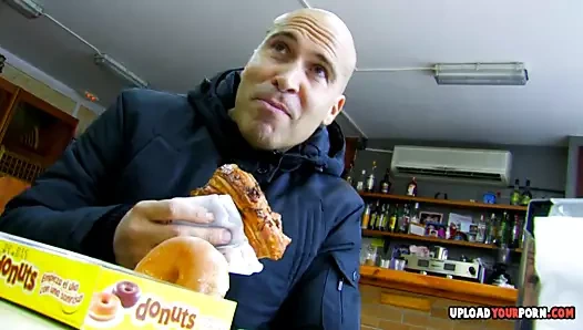 Büyük bir ganimet ile sevimli sürtük dövülerek alır