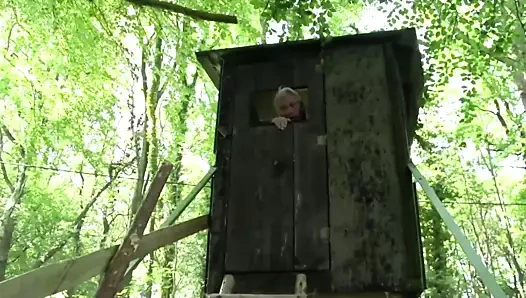 Blonde Milf wird auf Outdoor im Wald gefickt