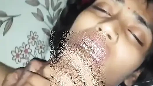Gece yüksek sesle inleyerek seks