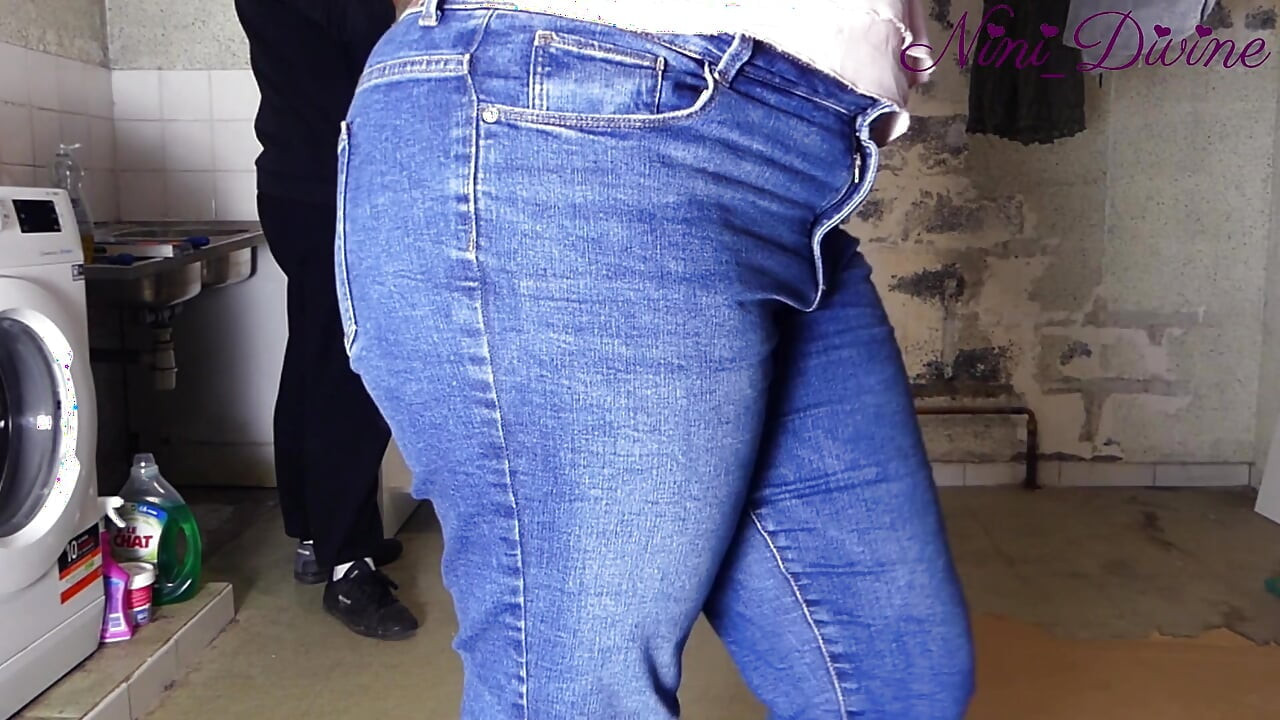 Çamaşır yıkamaya gelen orta yaşlı seksi kadın gırtlağına kadar alıyor ve büyük götünü bir işçiye siktiriyor!