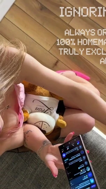 Мощный момент из "Горячая худенькая крошка-блондинка хочет сперму, хочу быть порно директором в любительском видео, а она использует масло и все это"