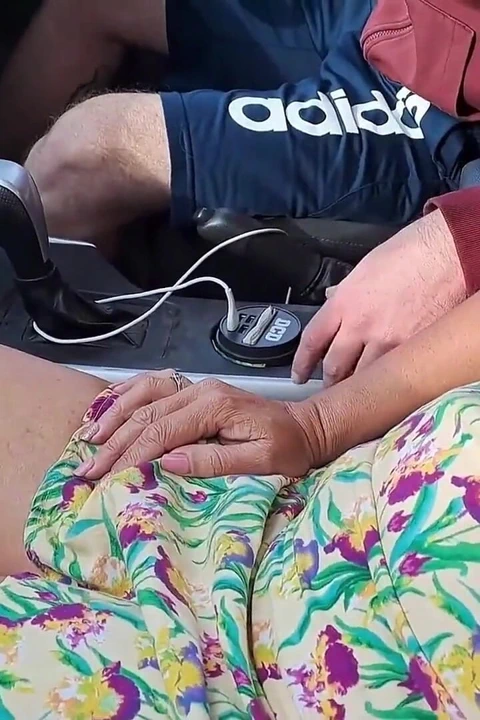 Aldatılan Koca, Karısının Herkesin Içinde Yabancı Bir Sakso Çekmesini Izliyor.