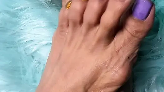 Melove sadece seksi küçük ayaklarını gösteriyor