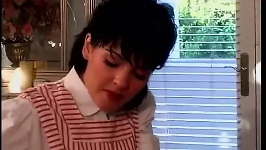 Sarışın lezbiyen ve esmer kız arkadaşı yatakta oynuyor
