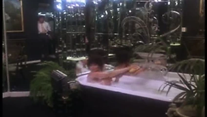 Joan Collins ve Lloyd'u dava et.