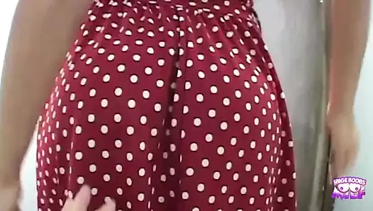 Adamı arabada beklerken yaramaz sarışın duvar deliğinde yarak emiyor