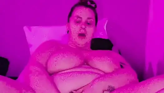 İri güzel kadın makinesi için amını açıyor