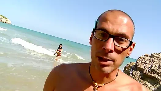 Raquel Abril kahverengi saçlı çekinmeyen bir kadın onu alıyor