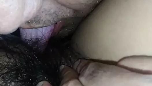 halı yerken kıllı KEDİ