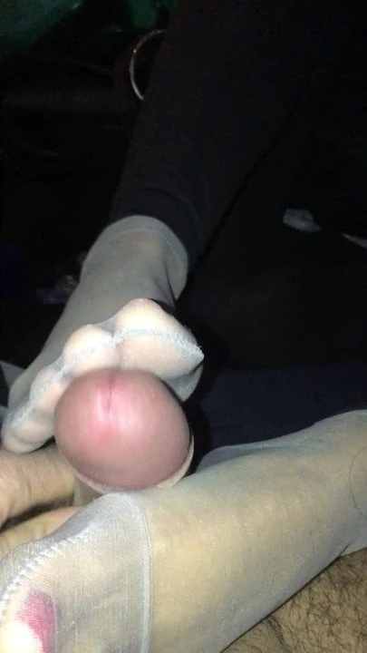 Sa sa nuovo footjob con calze grigie