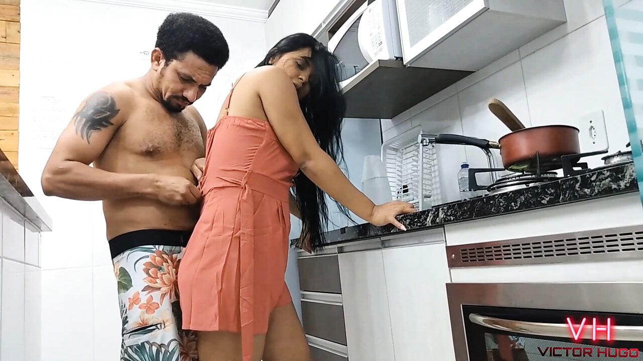 Amcam mutfakta sevgilisinin amını yumrukluyor