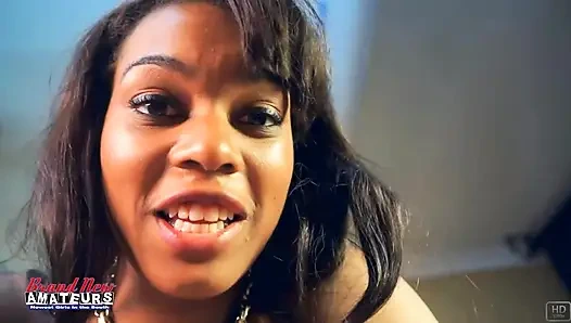 Skylar büyük memeli esmer elle muamele tutkulu boşalmak için sıcağı okşuyor!