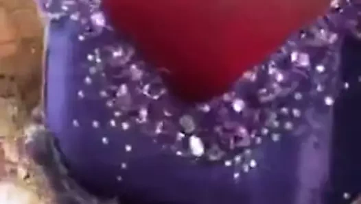 Tay geleneksel süslü elbise kostümünü gösterin.1