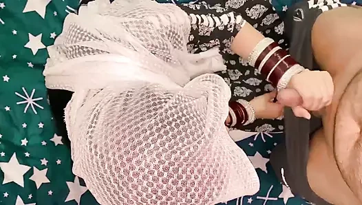 Pakistanlı Pencaplı yeni evli evli kadın eski arkadaşı tarafından sikiliyor