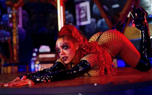 Seksi succubus direk dansı