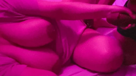 Azgın üvey annemi büyük götlü ve büyük göğüslü mastürbasyon yaparken yakaladım, sonra cinsel isteğini tatmin etmek için adım annemi becermek zorunda kaldım