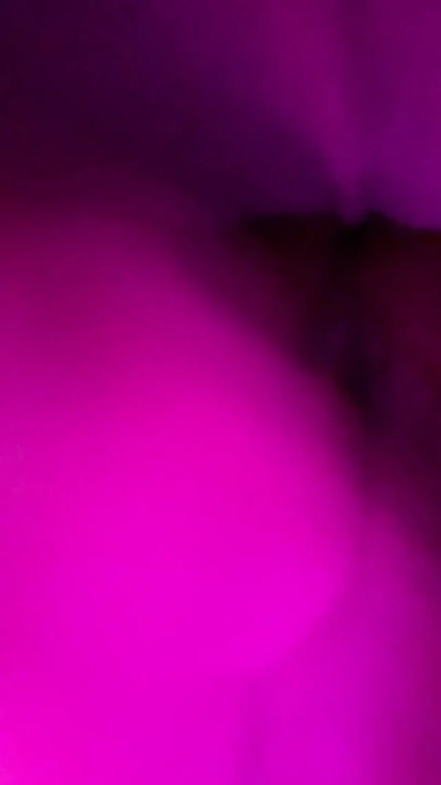 Amımı sikiyorum ve büyük klitorisimi çekiyorum. Çok iyi fışkırtıyor