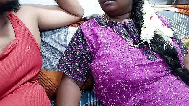 Жена дези с горячими сиськами пьет молоко и горячо сосет