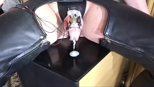 Estim erkeklerle bekaret kemerine boşalıyor