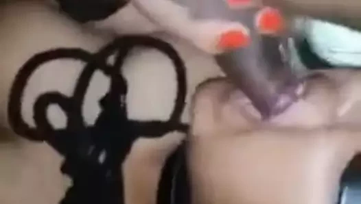 Evli kadın sikini paylaşıyor