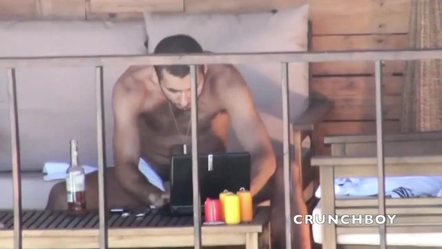 Straigth Arap ayısı açık havada büyük kokc'ını gösteriyor