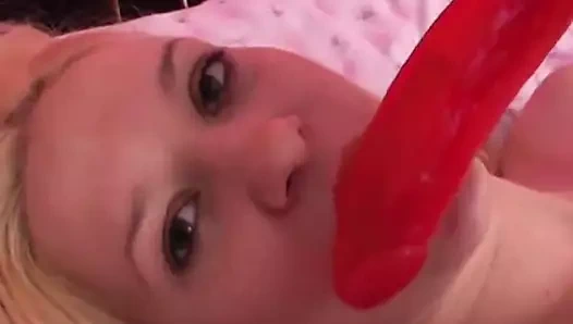 Sıcak sarışın mastubate kedi ve emme yapay penis