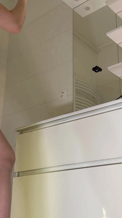 Эмоциональный момент из "Удивительно красивая студентка готовится к ночу с короткой мини-юбкой, чтобы засветить ее белые трусики"