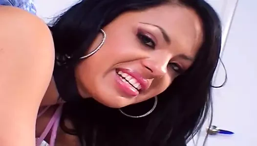 Büyük memeli koyu saçlı bebek büyük zenci yarağı tarafından amını parçalatıyor