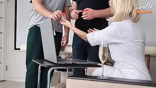 Seksi hemşire iki hastanın sperm bağışında bulunmaya yardımcı oluyor. Üçlü grup seks sakso ve dölleme Tam sahne