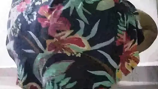 Büyük götlü evli kadın latin kendi götüne masaj yapıyor