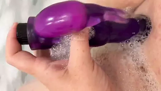 Tombul hile karısı banyoda bir yapay penis lanet ve onu kocasının en iyi arkadaşına gönderir, onun lanet olduğunu hayal ederek