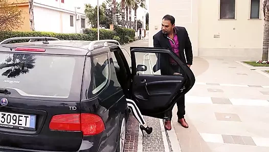 Zenci adam sarışın dövmeli piliçle sikişiyor