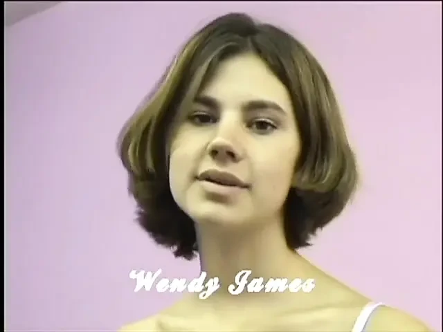 Wendy James dildo emiyor ve sonra amını sert sikiyor
